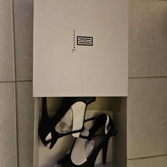 Signature Two-Tone Black and White Heels - Picture 2 of 2